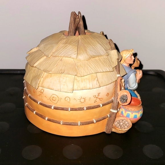 Pocahontas & John Smith in Hut 6 inch Figure - Picture 4 of 5